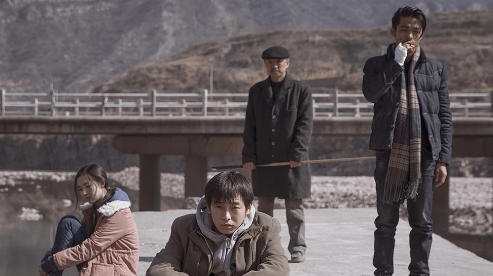 ảnh poster phim Chú Voi Ngồi Im Trên Đất (An Elephant Sitting Still)