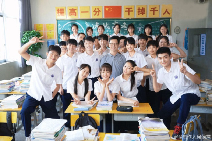 ảnh poster phim Chúng Ta Đuổi Theo Cầu Vồng (We Chasing the Rainbow)