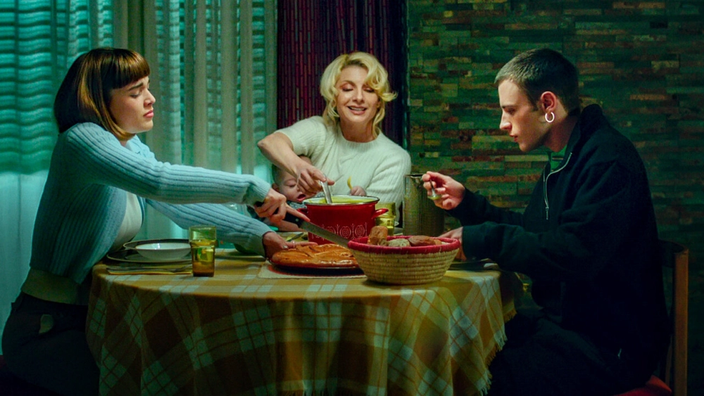 ảnh poster phim Gia đình linh thiêng (Holy Family)