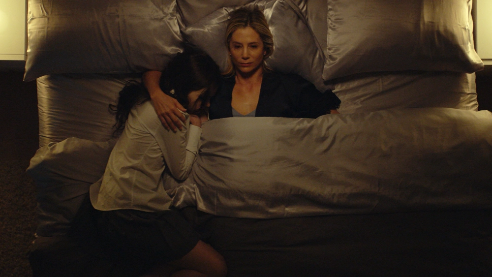 ảnh poster phim Phía Sau Tấm Gương (Look Away)