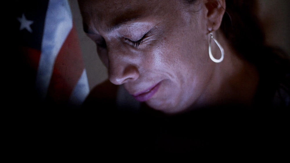 ảnh poster phim Sống chui (Living Undocumented)