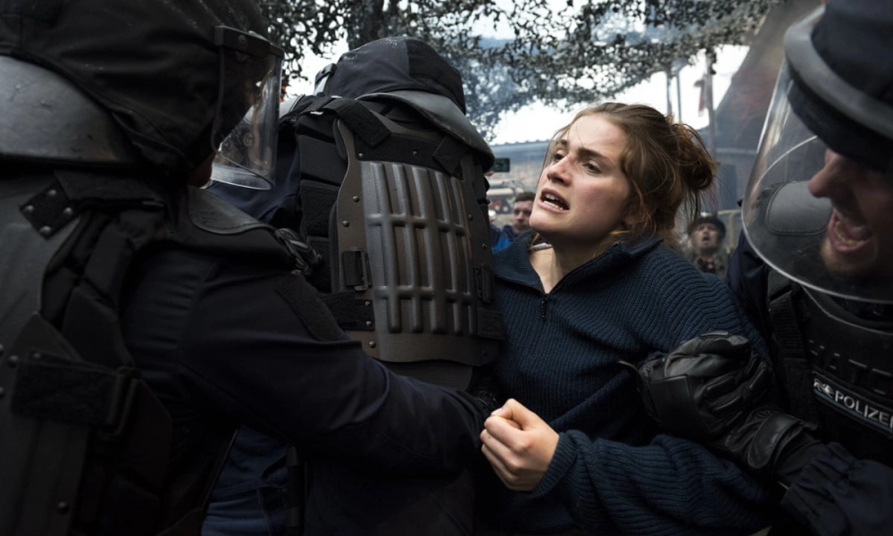 ảnh poster phim Và ngày mai, cả thế giới (And Tomorrow the Entire World)