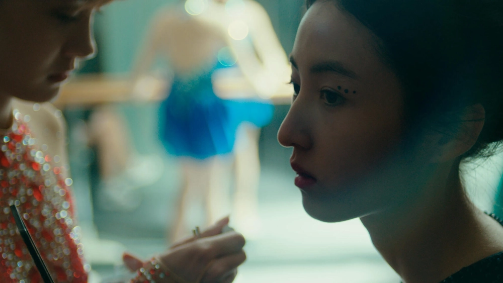 ảnh poster phim Cô Gái Trên Bờ Vực