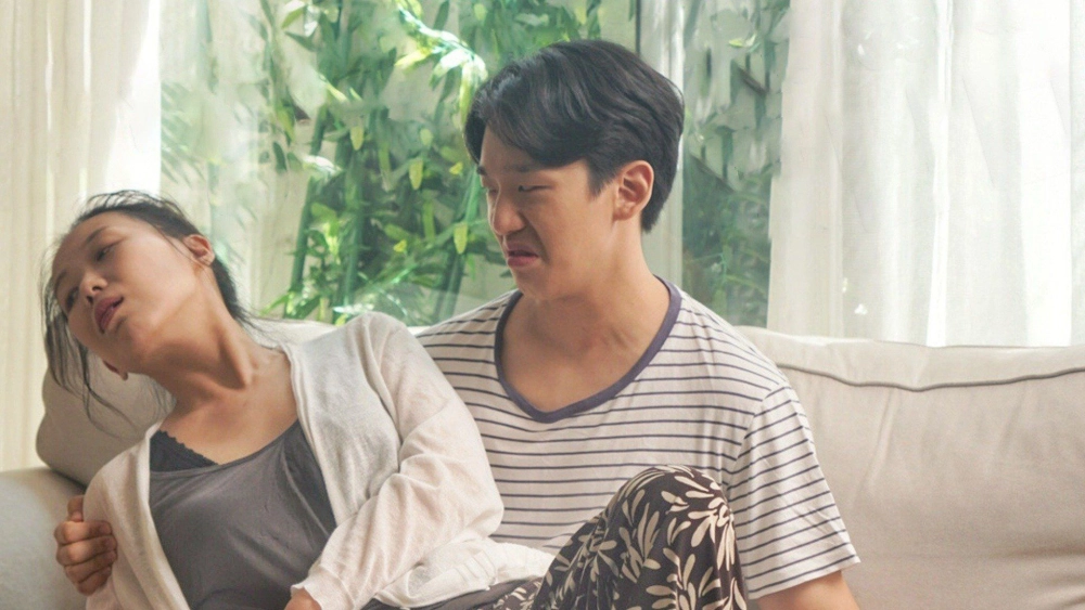 ảnh poster phim Kẻ thù gặp nhau ở phòng khách của chúng tôi