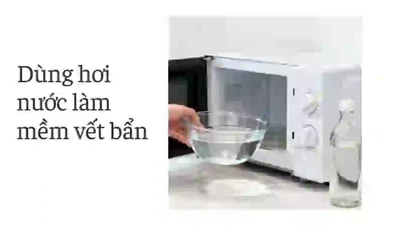 Dùng hơi nước nóng xử lý lò vi sóng bẩn hiệu quả