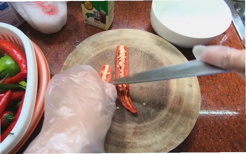 Sơ chế ớt sừng đỏ làm nước chấm