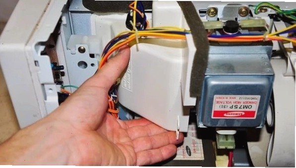 Vị trí hộp cầu chì phía sau lò vi sóng